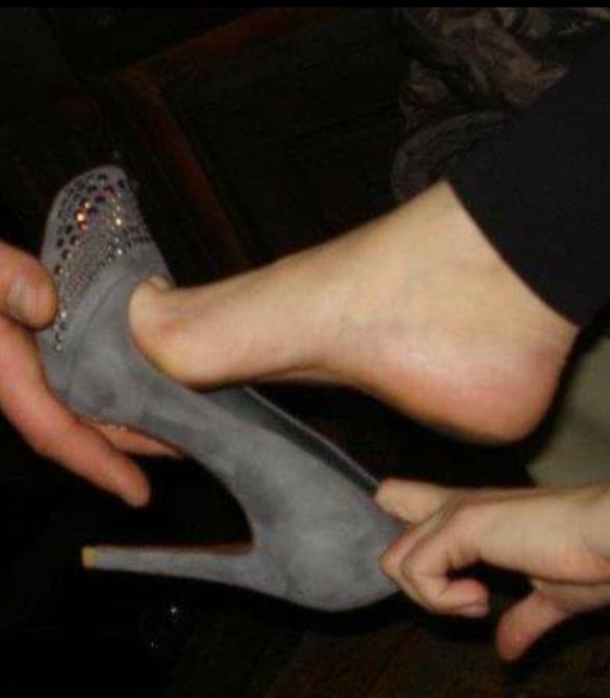 Friends feet and shoes - 8 Photos 