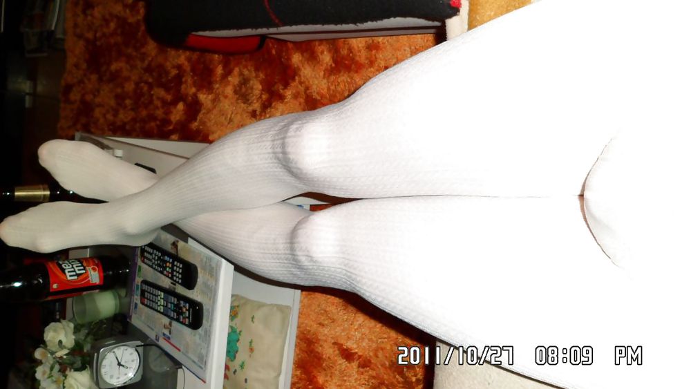 Porn Pics Lila Kleid und weisse Strumpfhose