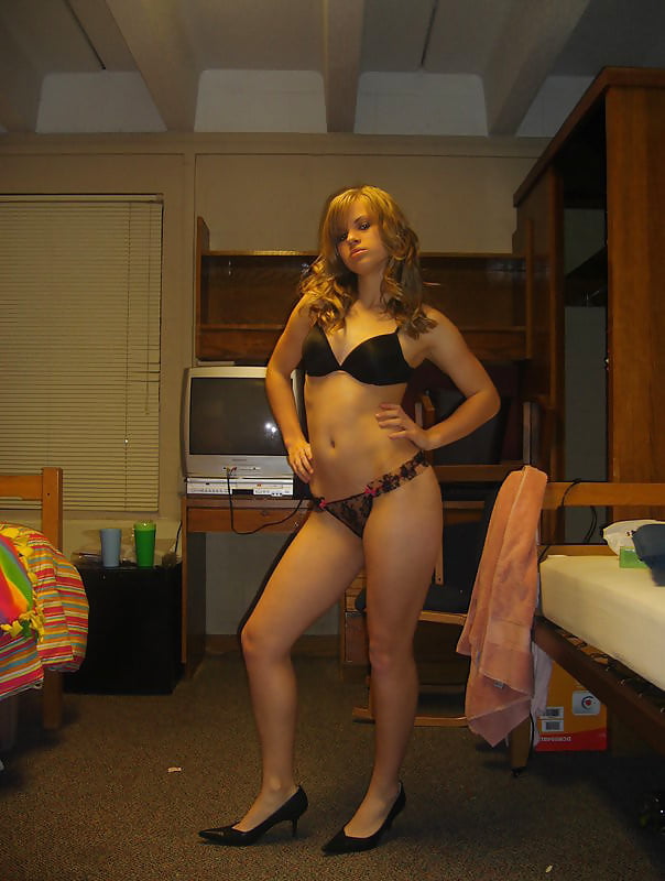 Porn Pics Young slut posing