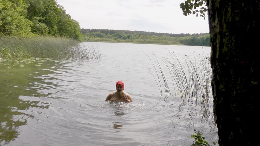 Alone on the lake - First swim in the lake - 15 Photos 