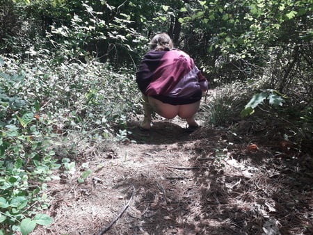 piss outdoor         