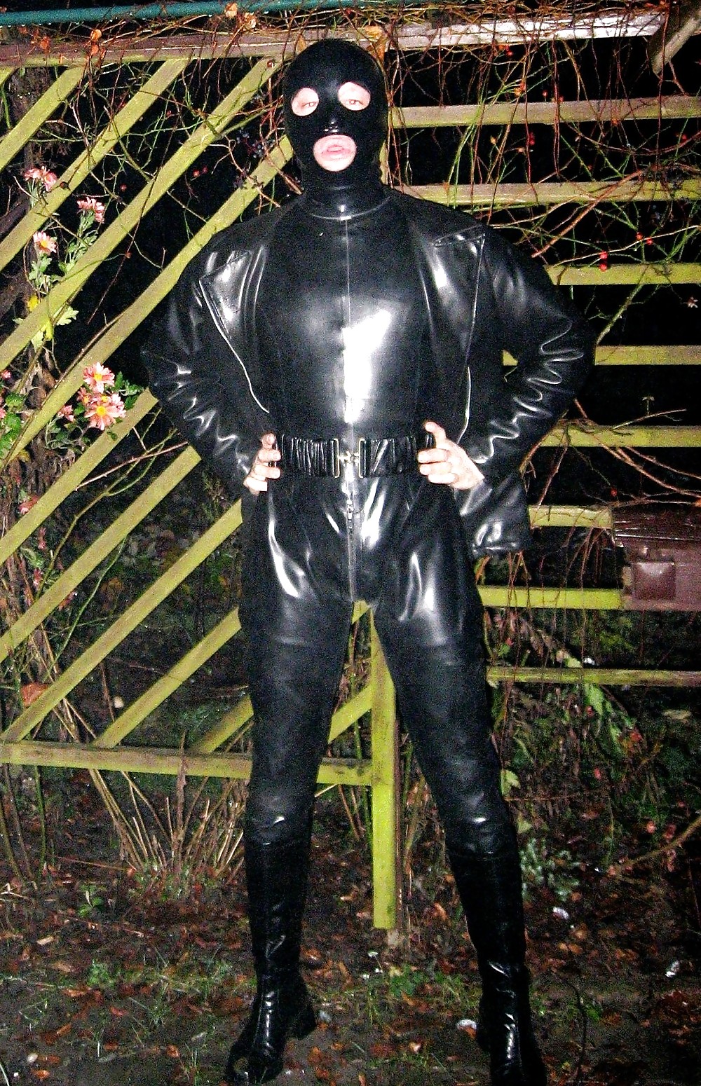 Porn Pics Latex im Garten