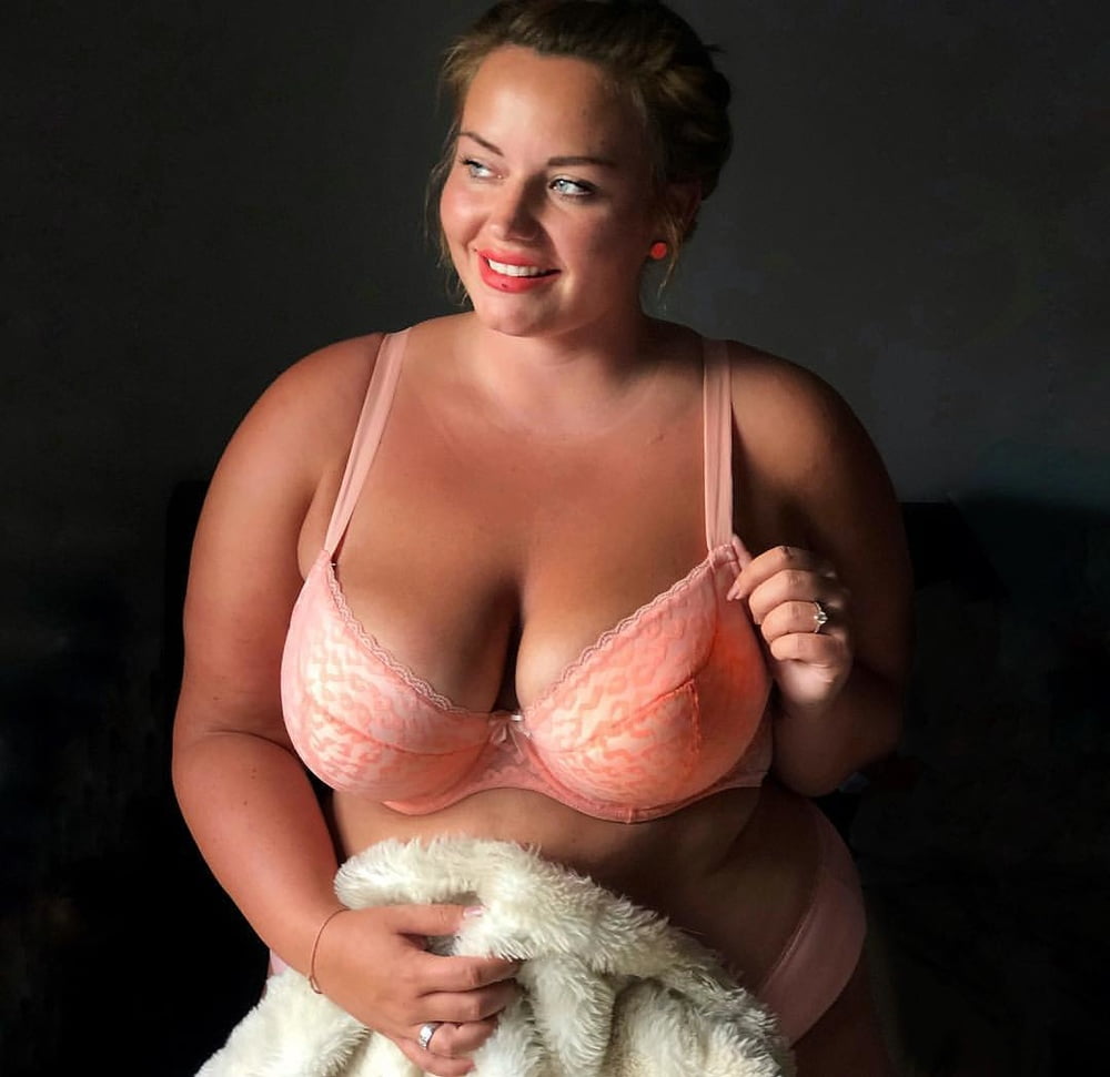 Сексуальная толстушка с большими сисями (16 фото)