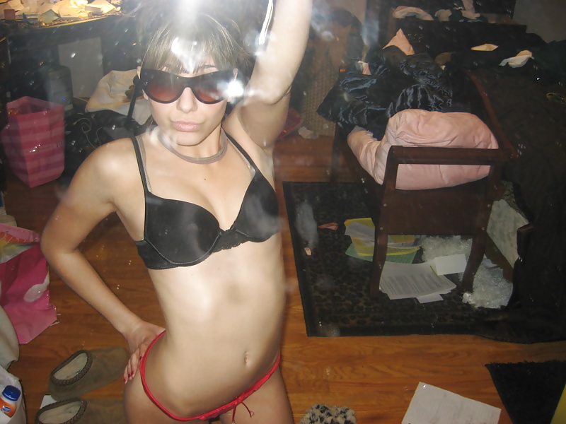 Porn Pics Slut posiert vorm Spiegel