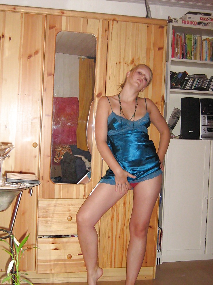 Porn Pics Hot & Sexy German Amateur Bitch Sonja shows Pussy ond Body