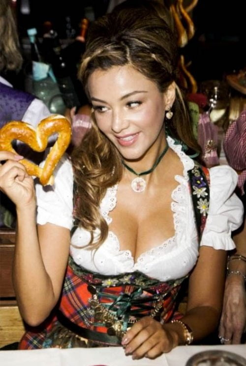 Oktoberfest women - 38 Pics 