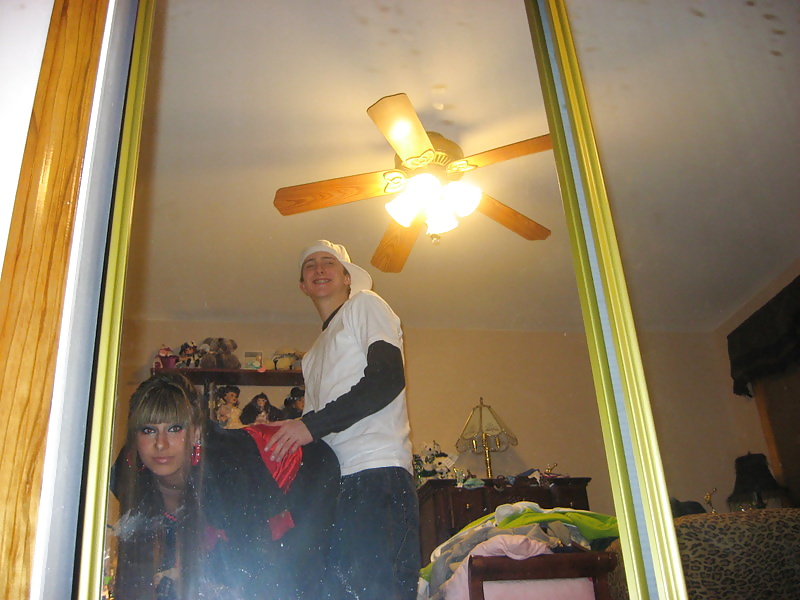 Porn Pics Slut posiert vorm Spiegel