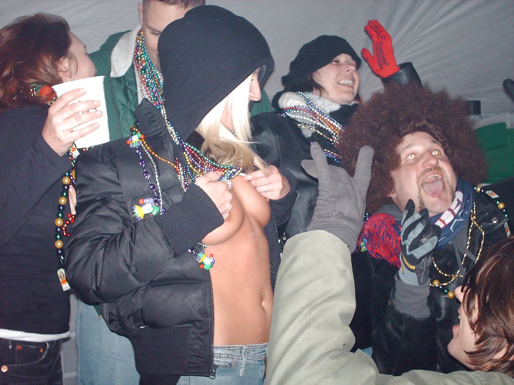 Porn Pics Mardi Gras girls flashing their boobs