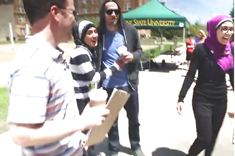 Porn Pics Veiled Arab slut kissing white dude