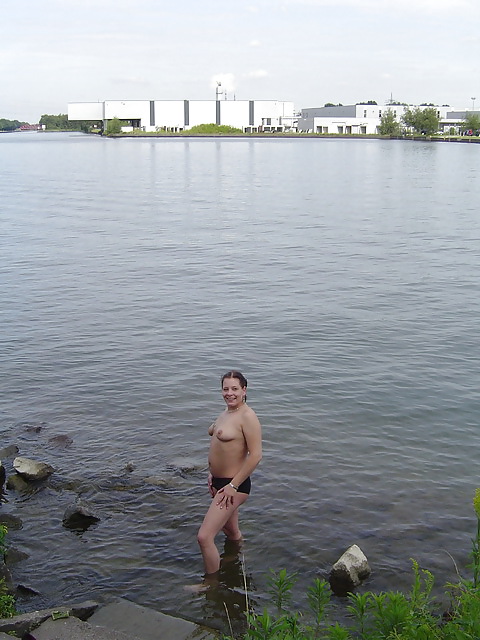 Porn Pics Nicole Berghaus aus Gelsenkirchen nackt outdoor 2