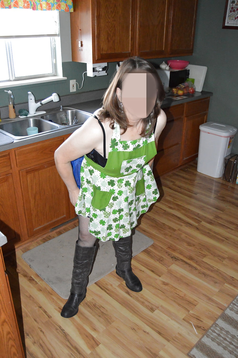 Porn Pics Sexy Mormon MILF in the kitchen