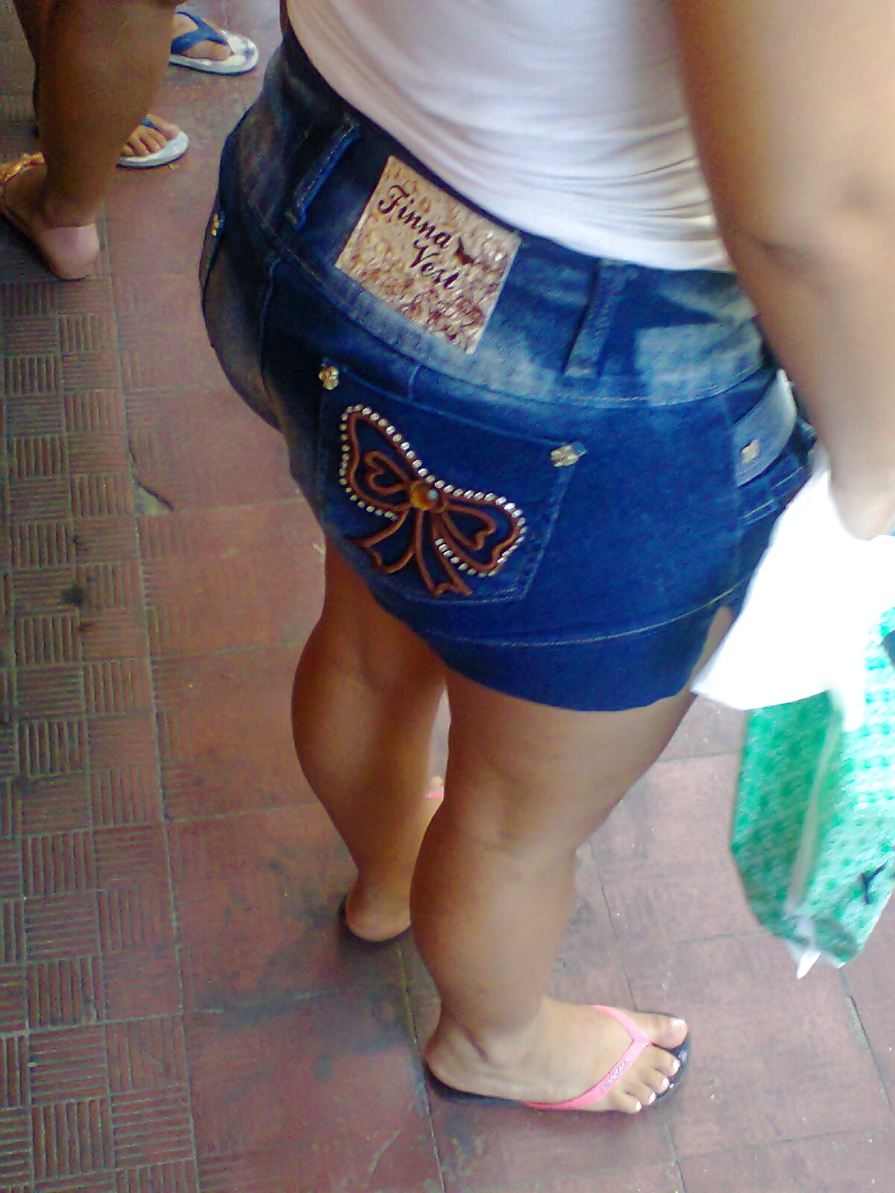 Porn Pics Duas rabudas na parada de onibus