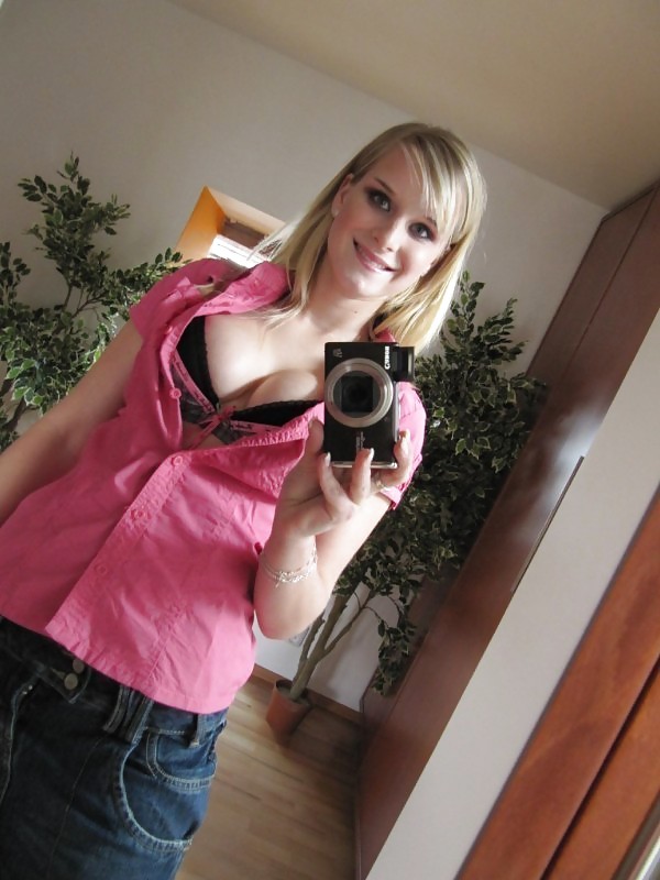 Porn Pics Selfshot blonde hottie