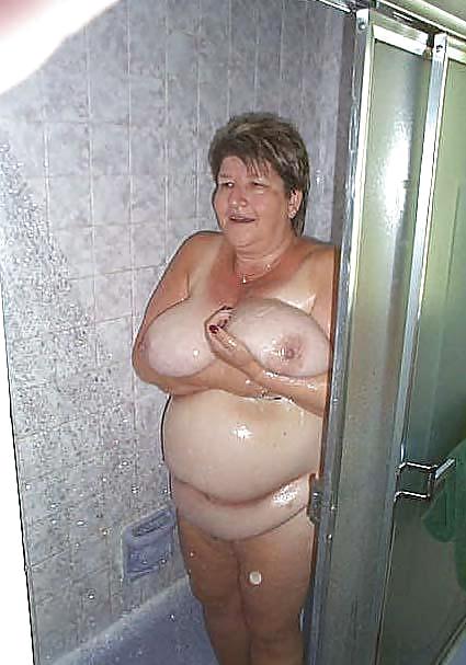 Porn Pics Saggy tits in bath unter the shower.