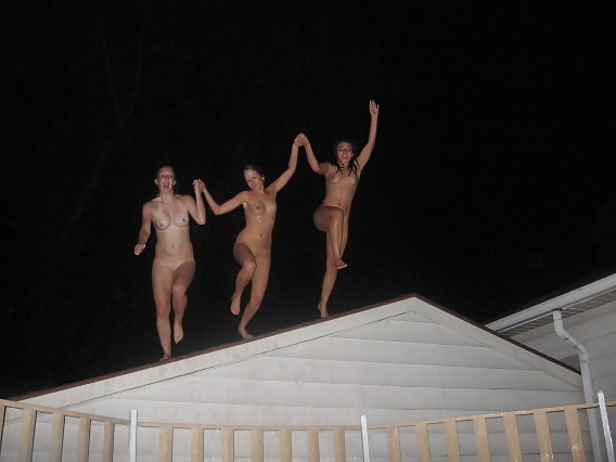 Naked tytöt pelaavat rannalla.