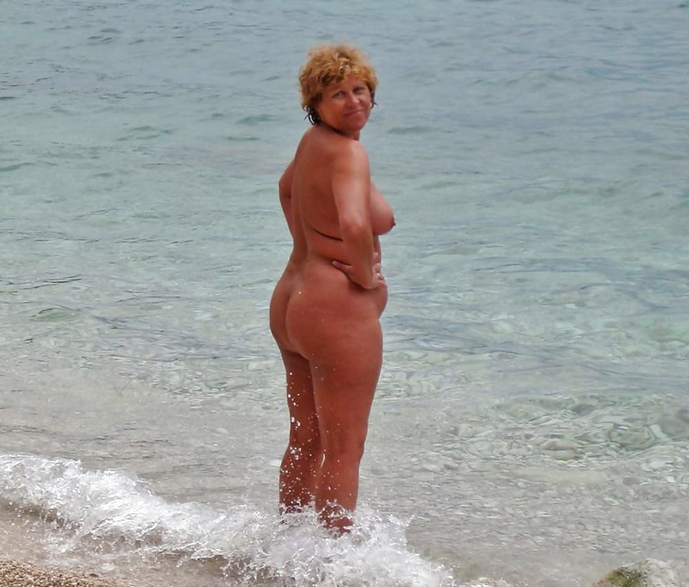 фото голой женщины в возрасте на пляже фото 108