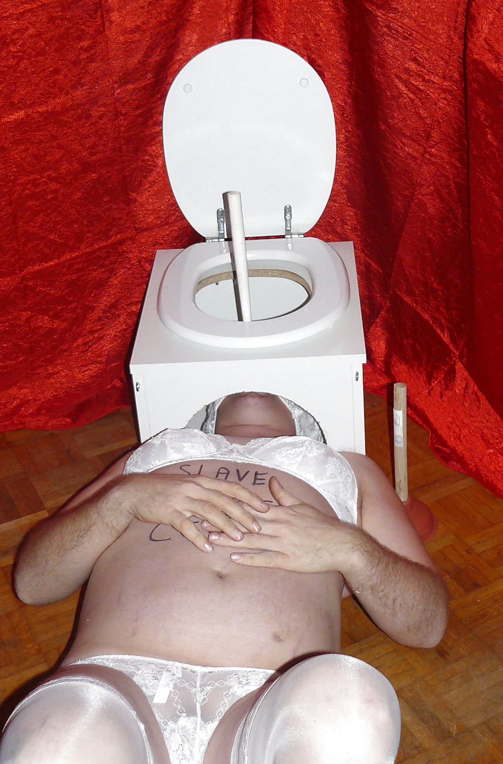 Porn Pics wc service for Mistress Celine