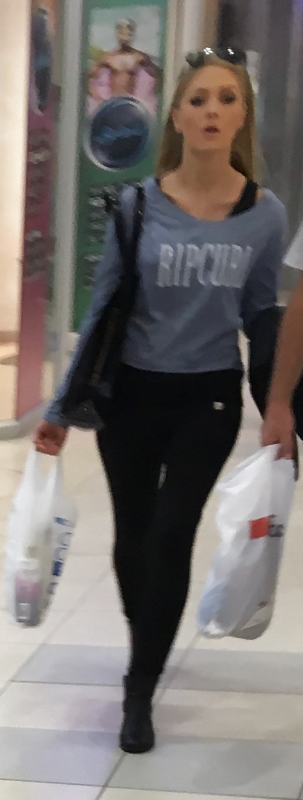 Porn Pics Gorgeous mall teen, not good photos :(