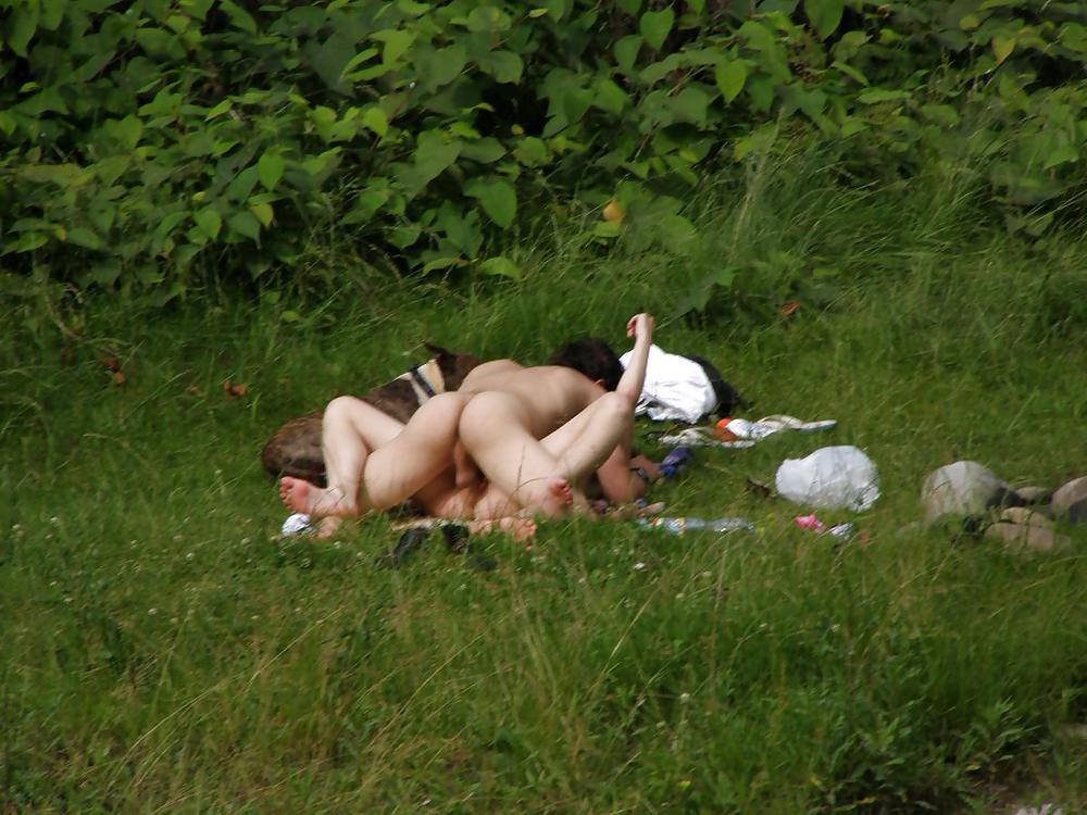 Porn Pics Dans le parc