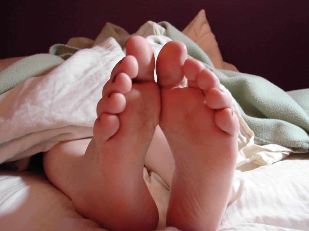 Tied-Up feet in the bedroom - 28 Photos 