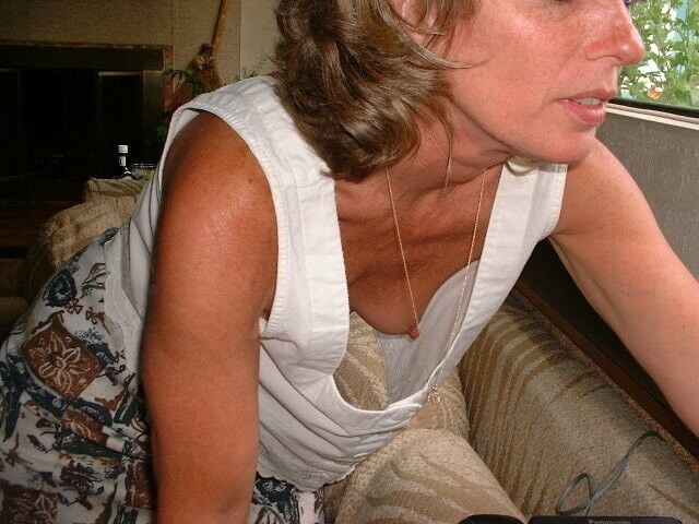 amateur side boob cleavage