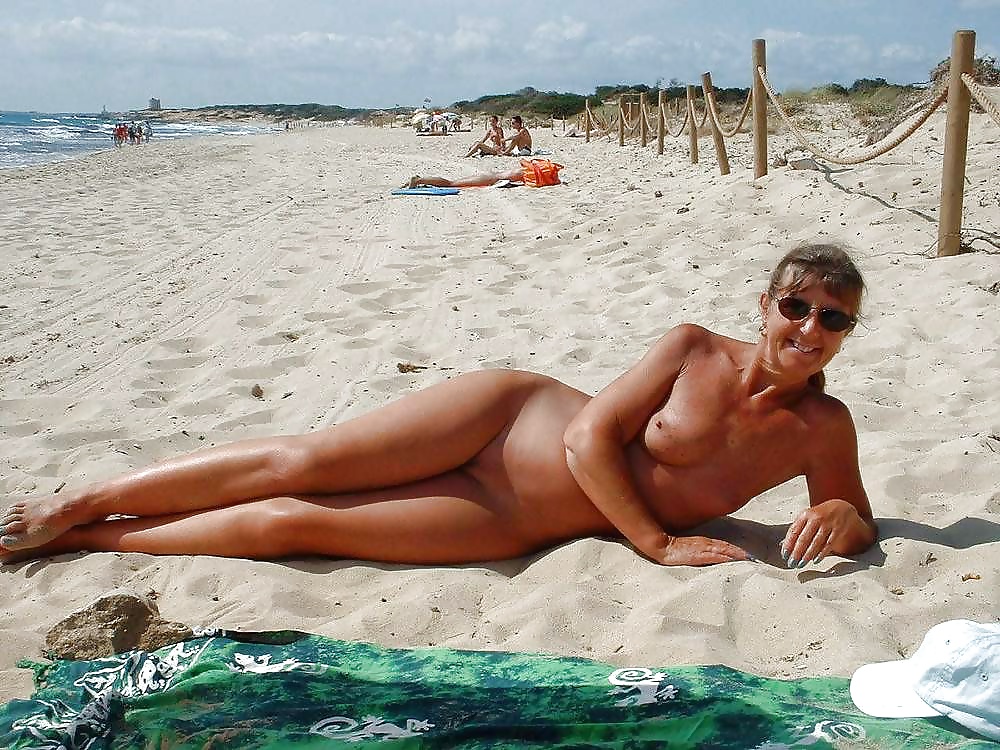 Porn Pics Only the best amateur mature ladies at the beach 13.