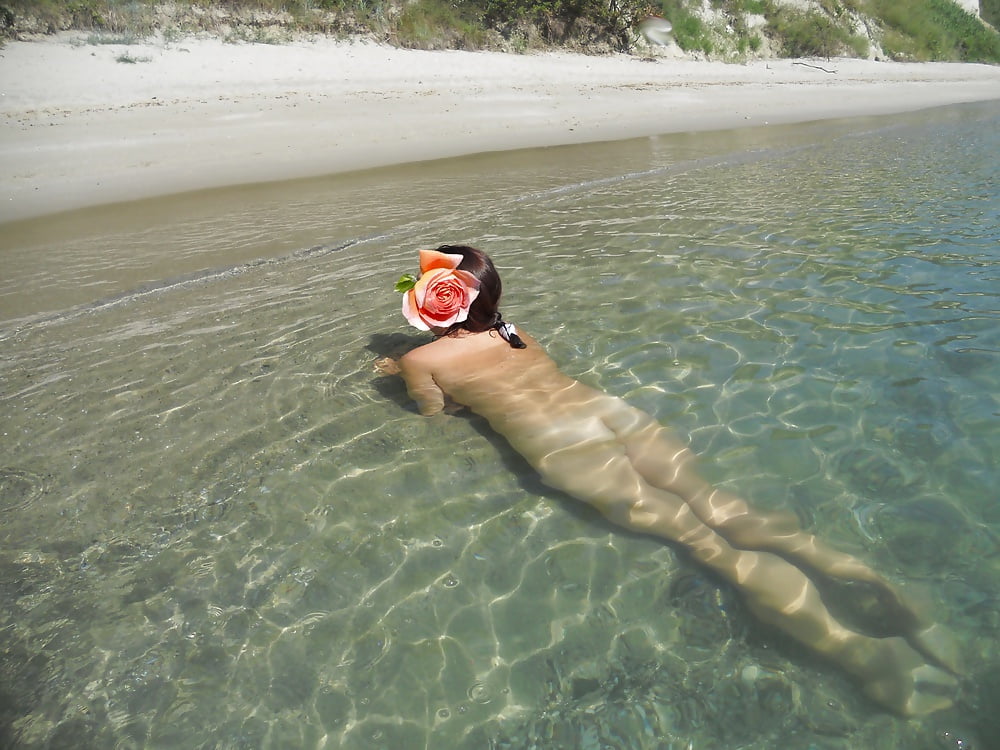 Porn Pics Wife naked on the beach