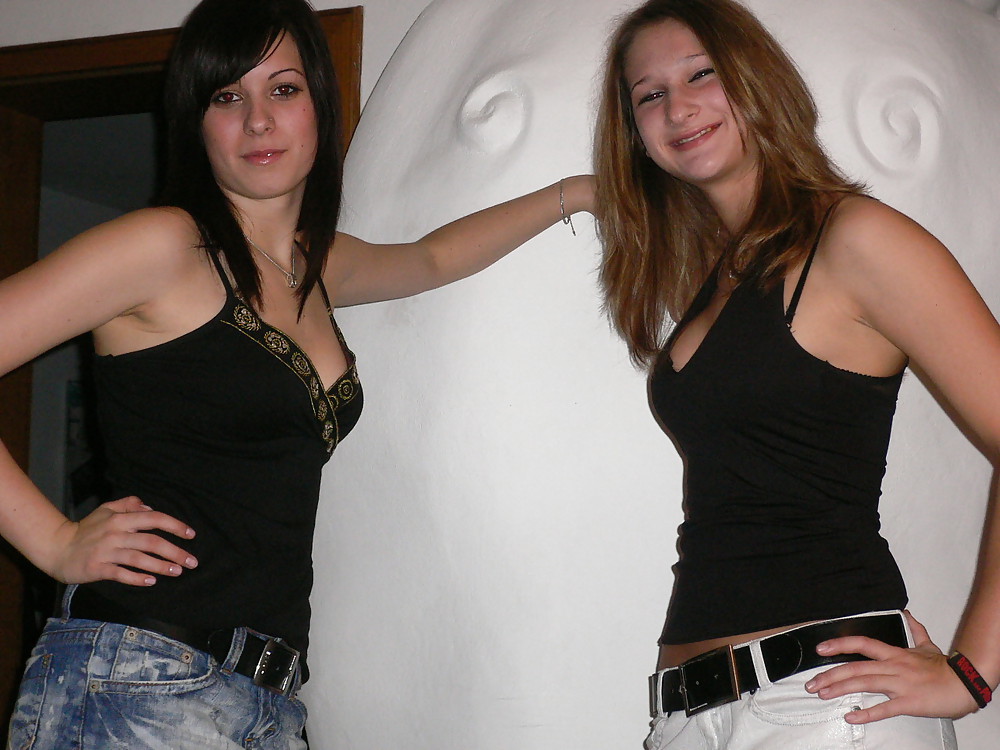 Porn Pics 2 jolies salopes habillees