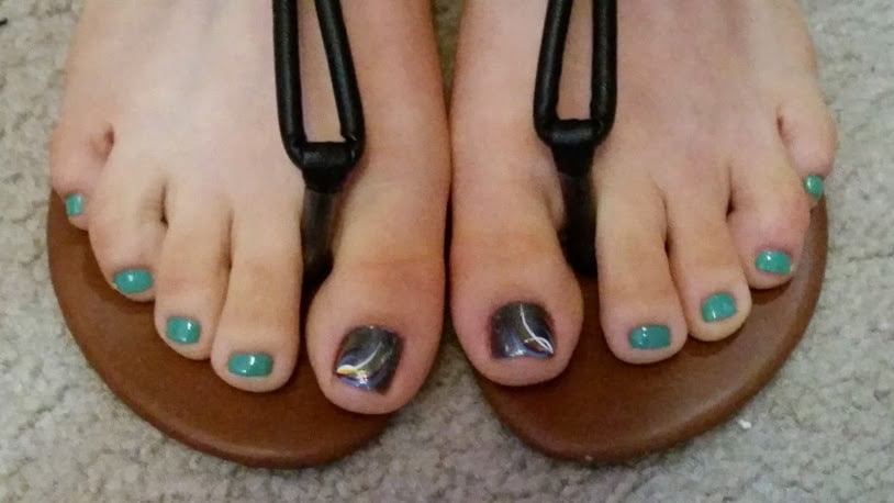 A mix of pretty toes, feet and shoes - 27 Photos 