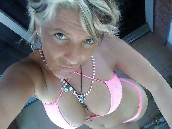 Porn Pics Just catch a horny Granny (42)