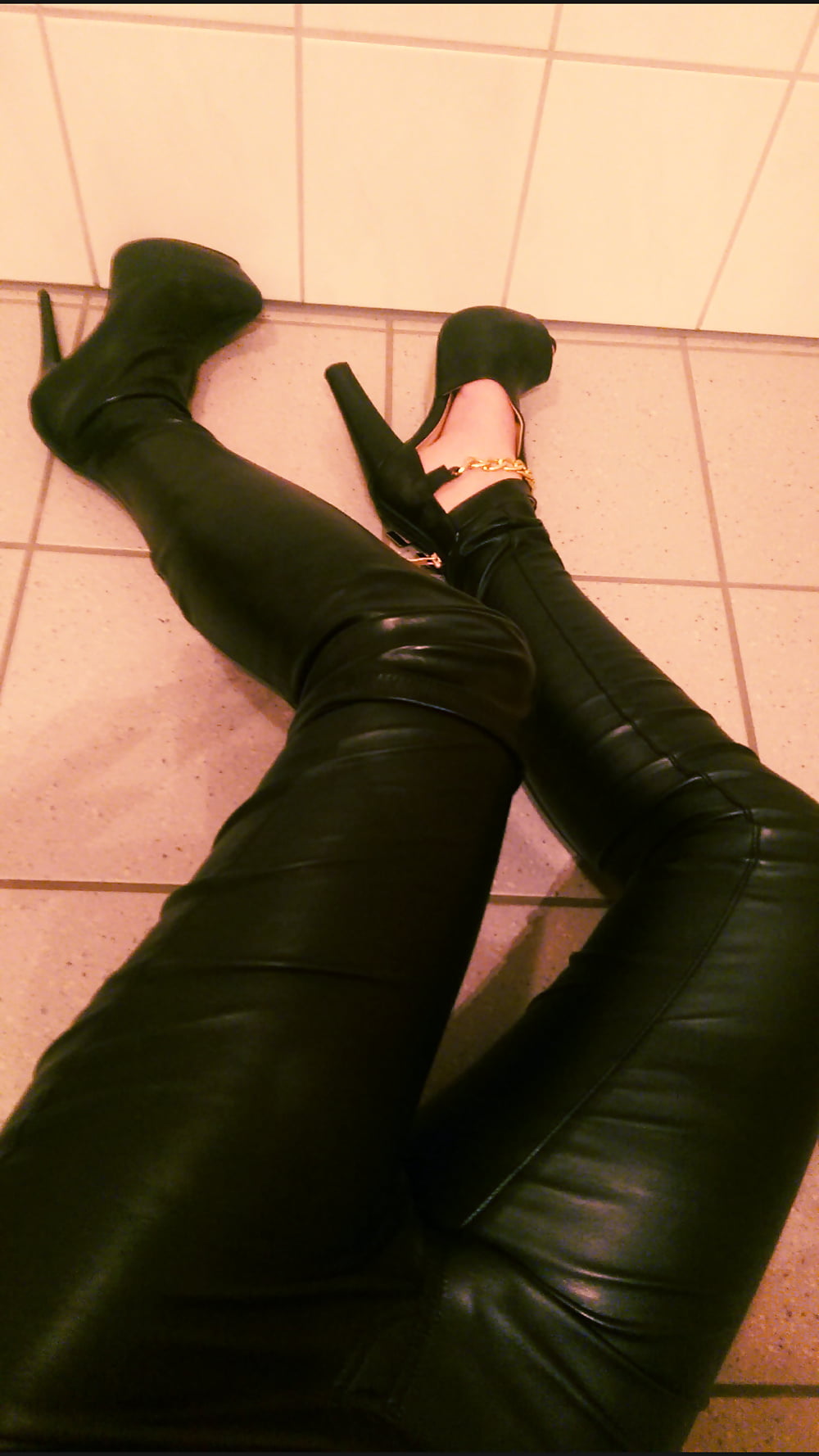 Porn Pics Welche Schuhe gefallen euch besser ?