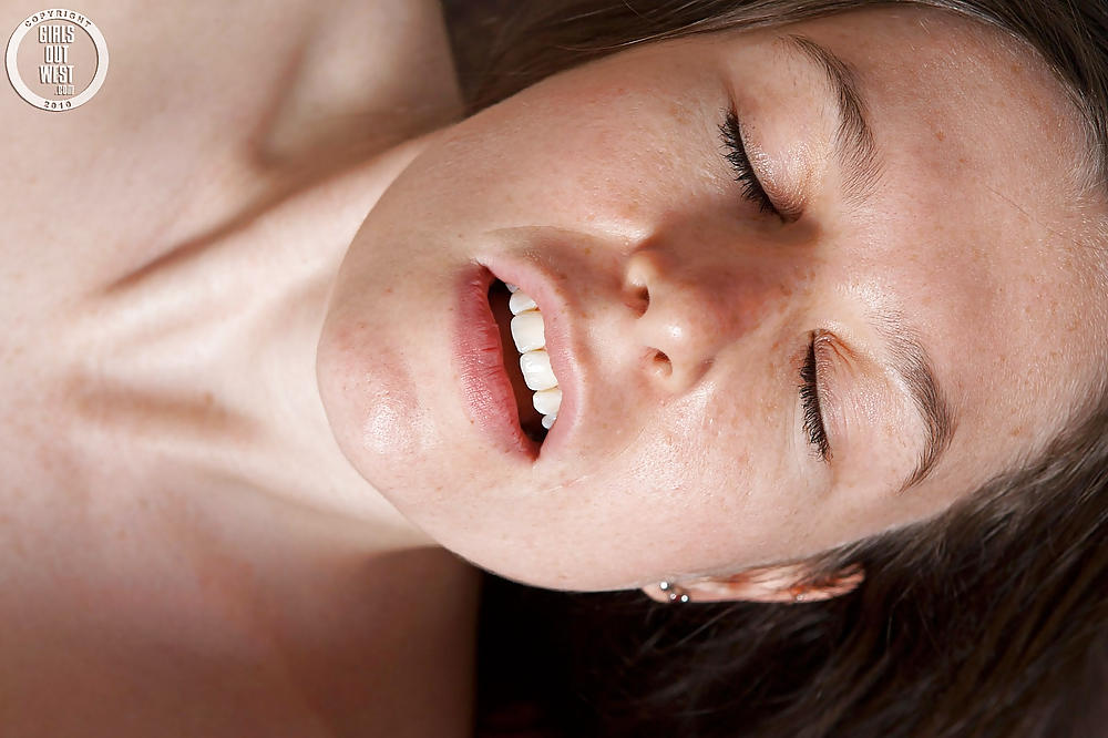 Porn Pics Small titted amateur chick inserts dildo